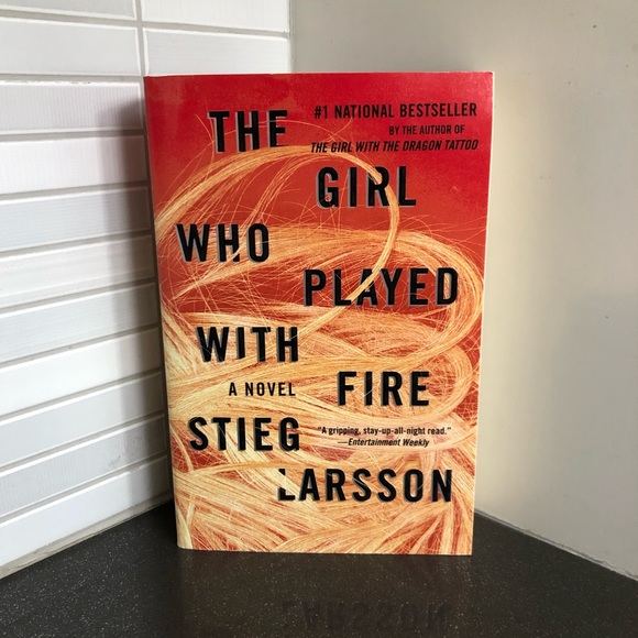 ๐ 3/$18 The Girl who Played with Fire: Stieg Larsson - Picture 1 of 11